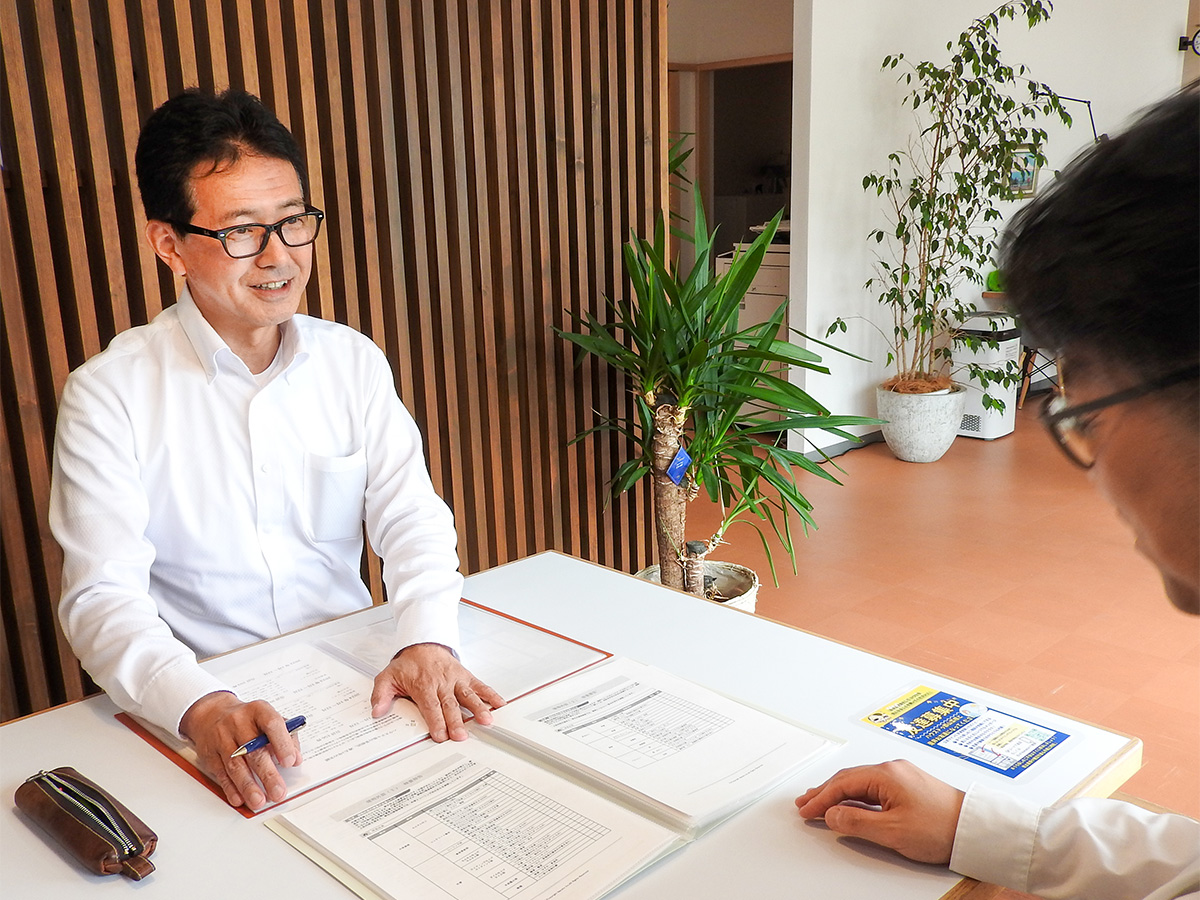 介護施設への入所をきっかけに不動産売却について相談している様子