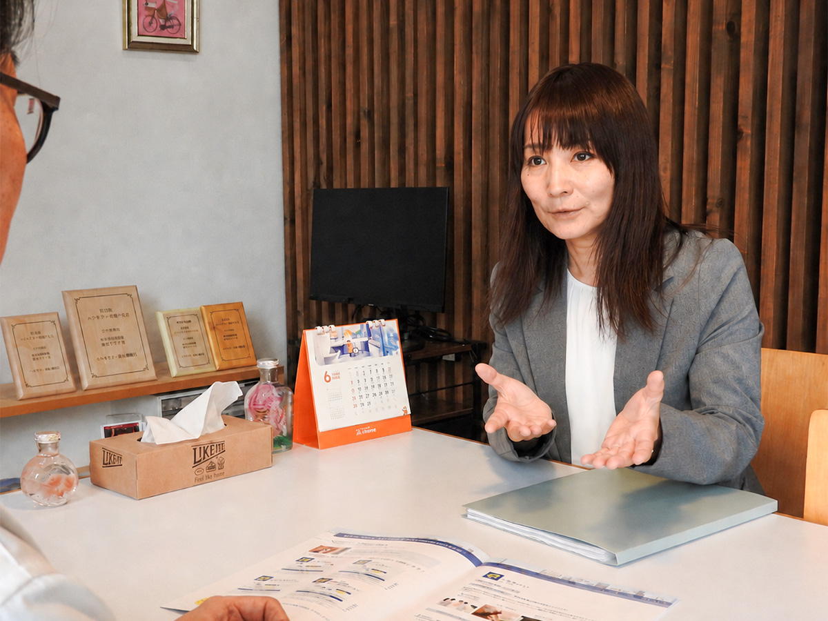 実家を生かした売却について相談している様子