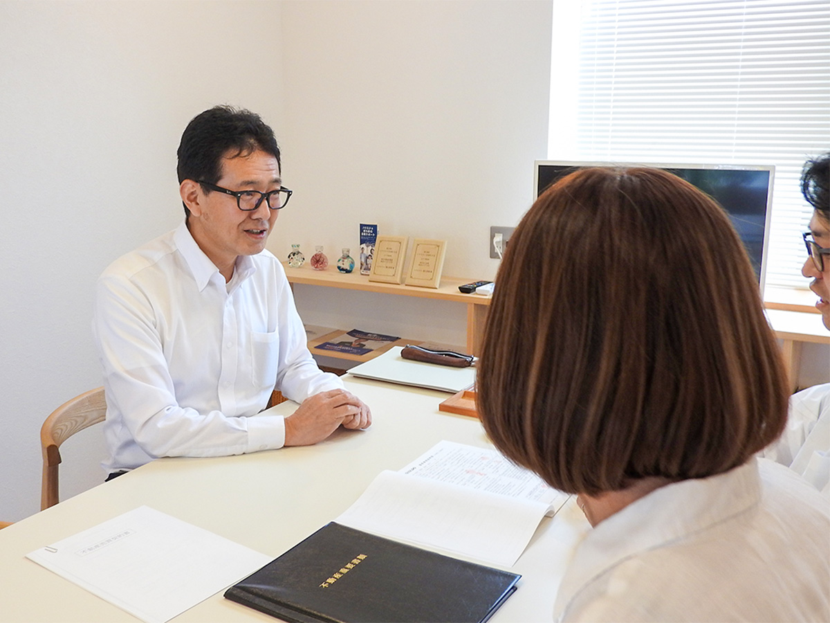 実家の売却について相談している様子